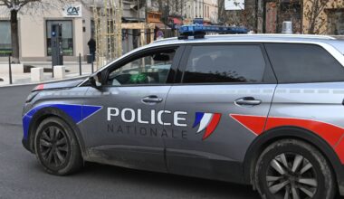 il tente de poignarder des passants et récite des versets du Coran