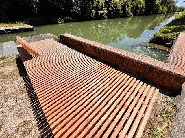 D'agréables bancs où prendre une pause au bord du canal...