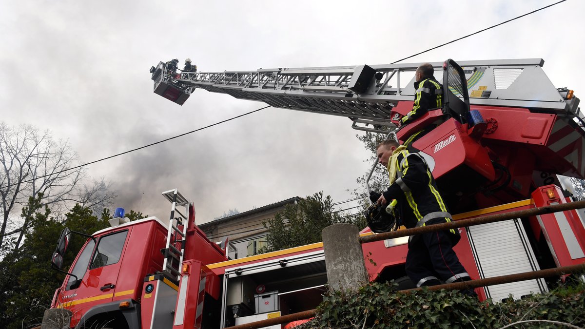 Évacués par la grande échelle : un couple et leur nourrisson sauvés d’un incendie par la police et les pompiers à Montpellier