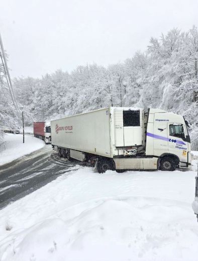 Une des nombreuses semi-remorques qui n’ont pu circuler dans les Monts de Lacaune.