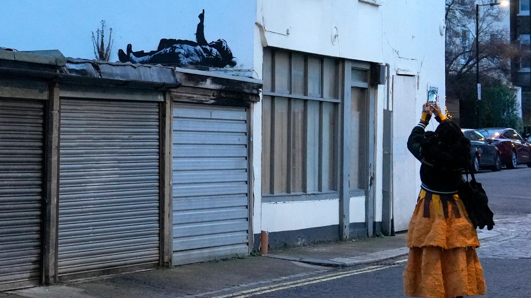 À Londres, Banksy dévoile une nouvelle œuvre qui invite à regarder le ciel