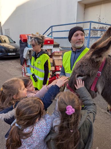 Jeudi 18 décembre à Lafrançaise, l’opération Colis de Noël a pris une dimension insolite avec la participation des ânes de l’association Bonaventure.