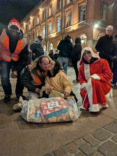 Samedi soir, dans les rues de Toulouse, en distribuant les premiers colis de Noël, Pascal Serrier a été marqué par le grand nombre de femmes sans domicile fixe.