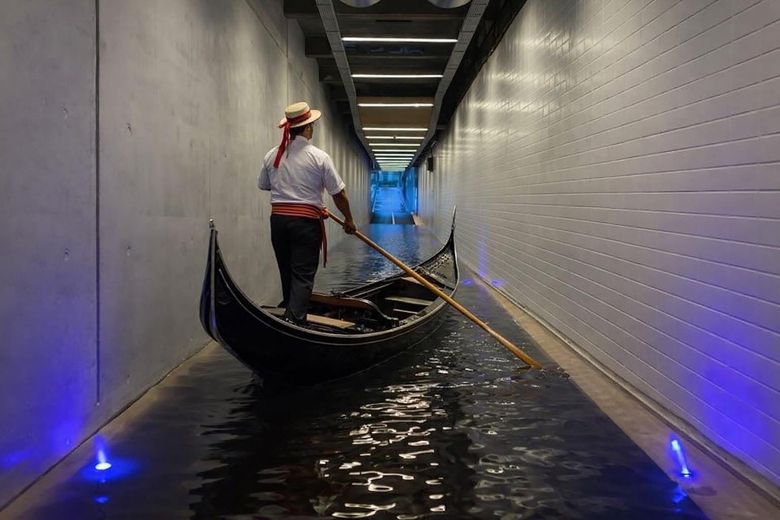 Une gondole sous la Comédie.