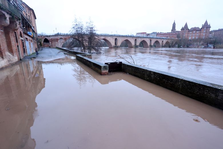 À Montauban, le Tarn a débordé sur le quai Villebourbon.