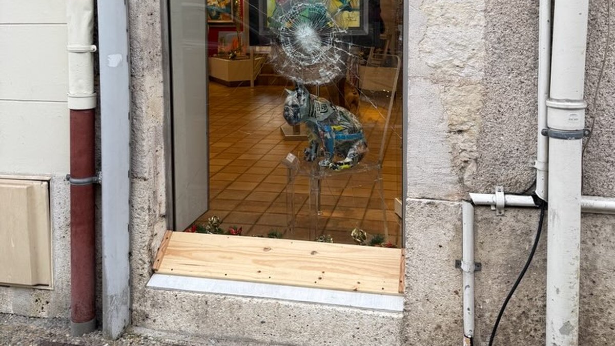 « Qu’est-ce qu’ils vont viser après ? » : une vitrine brisée à la galerie Graal, la commerçante témoigne