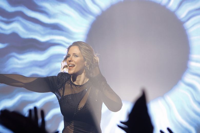 Lorie fait revivre les tubes des années 2000.