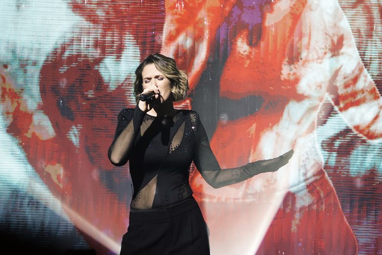 La chanteuse offre toute son énergie sur scène, entre refrains et pas de danse.