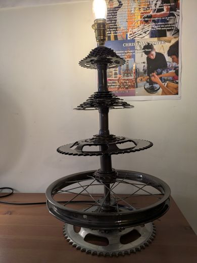Des lampes réalisées avec des cycles usagés par des collégiens de Toulouse.