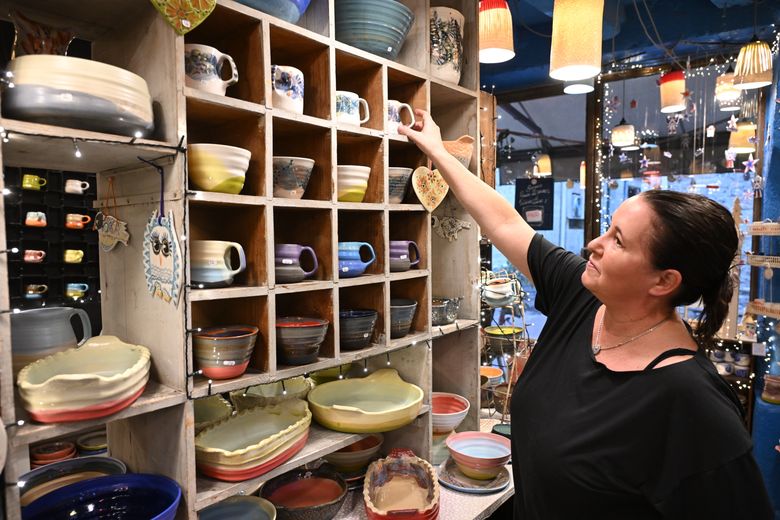 Allison Lake dans la boutique.