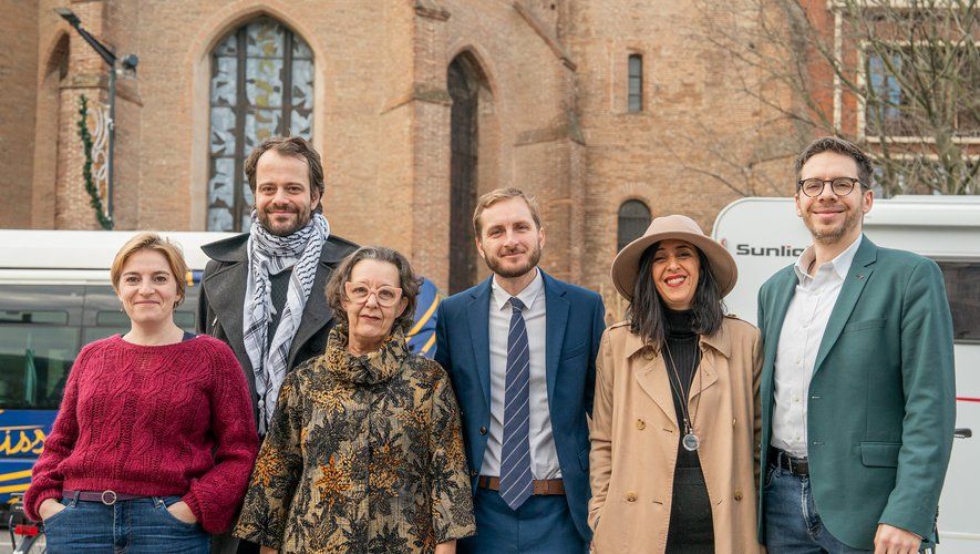 François Piquemal (au centre) et le député Hadrien Clouet (à droite) avec des militants vendredi lors du point presse sur le pouvoir d’achat.