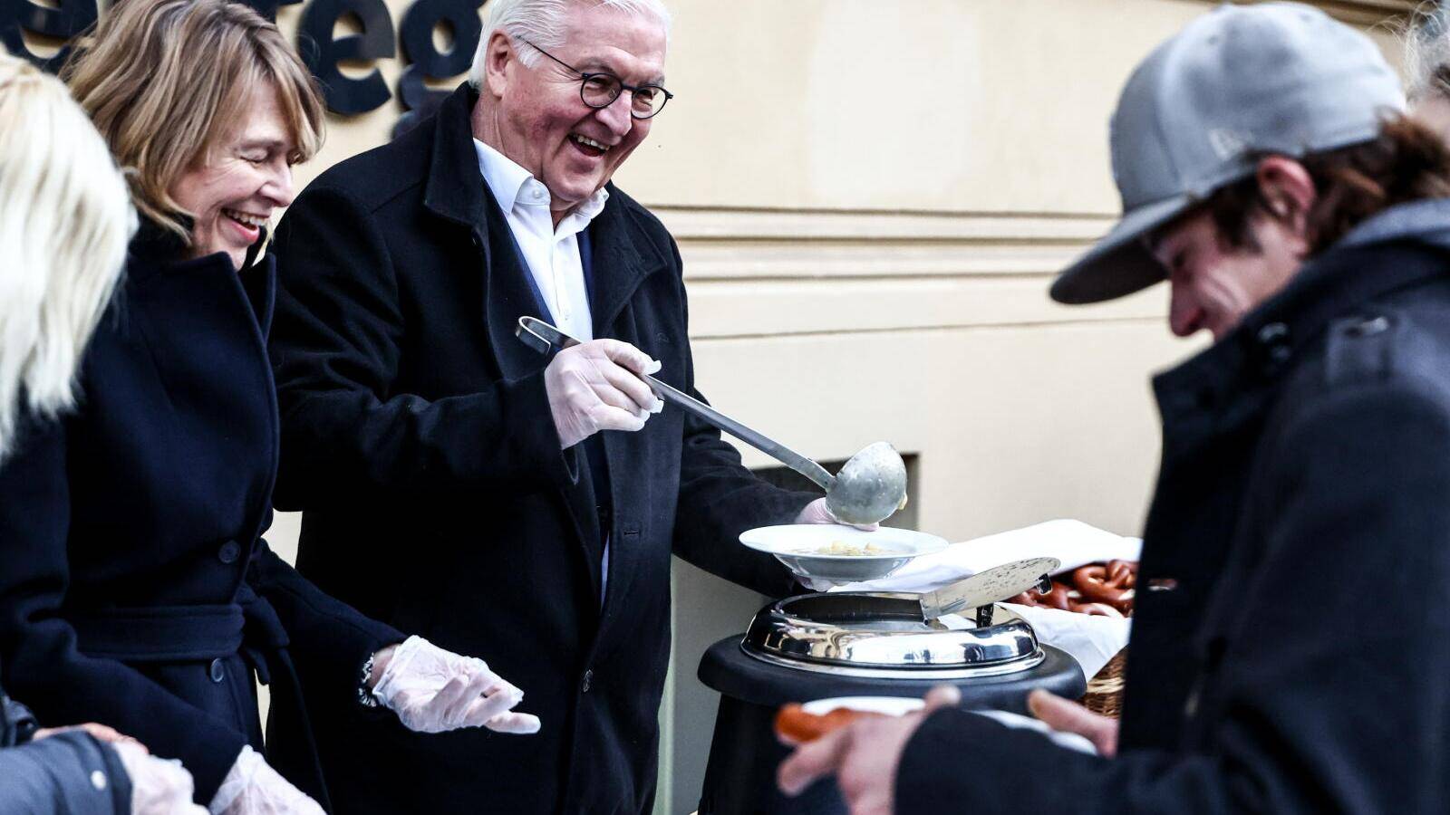 Le président allemand Frank-Walter Steinmeier et son épouse Elke Buedenbender distribuent de la nourriture aux personnes dans le besoin. Berlin, 18 décembre 2025. EPA/FILIP SINGER — © FILIP SINGER / keystone-sda.ch