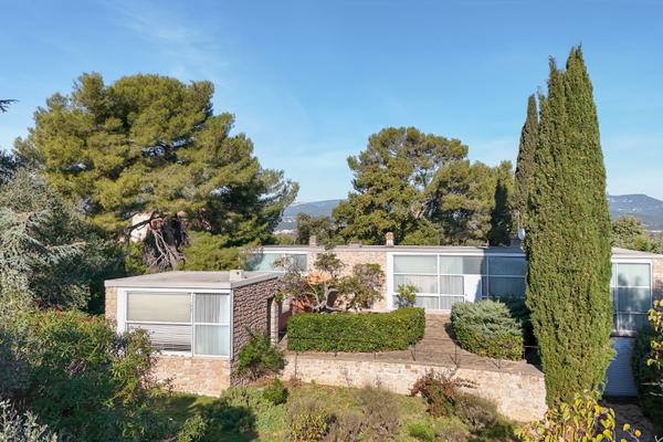 La villa de 200 m2  est classée monument historique.