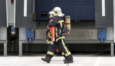 Sur l’autoroute, une camionnette prend feu, les pompiers protègent le poste à essence