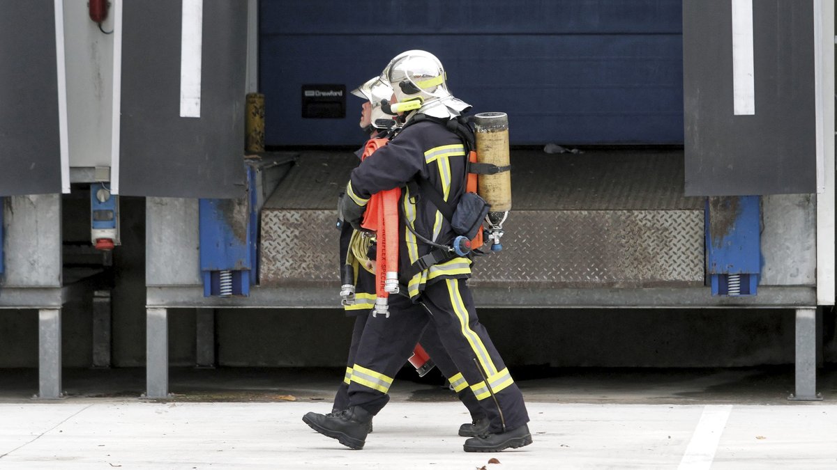 Sur l’autoroute, une camionnette prend feu, les pompiers protègent le poste à essence