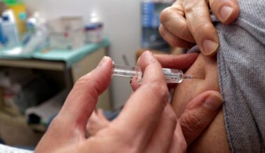 REPORTAGE. Grippe : "Je ne suis pas vacciné car je suis bête"… Les pharmacies toulousaines prises d’assaut avant les fêtes