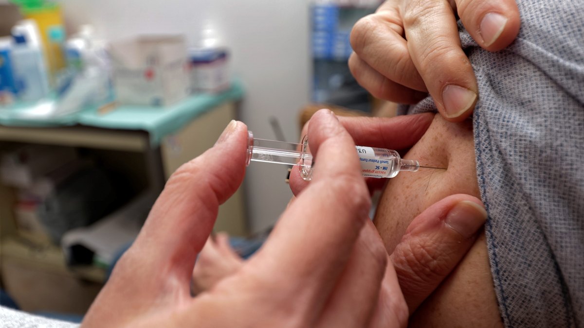 REPORTAGE. Grippe : "Je ne suis pas vacciné car je suis bête"… Les pharmacies toulousaines prises d’assaut avant les fêtes