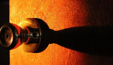 Le corps d’une retraitée retrouvé sans vie le jour de Noël : une femme de 63 ans arrêtée pour homicide