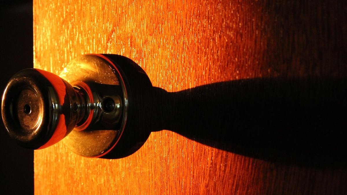 Le corps d’une retraitée retrouvé sans vie le jour de Noël : une femme de 63 ans arrêtée pour homicide