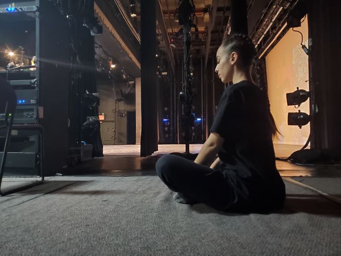 Sarah Toumani dans les coulisses du théâtre de New York.