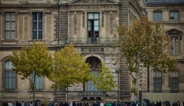 Le Louvre renforce sa sécurité avec une grille après le vol de bijoux
