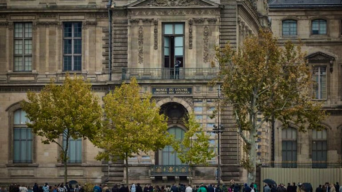 Le Louvre renforce sa sécurité avec une grille après le vol de bijoux