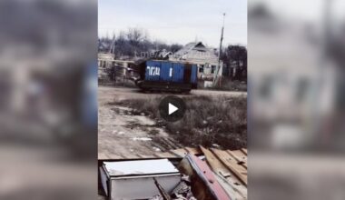 VIDÉO Guerre en Ukraine : face aux drones FPV, la Russie équipe ses chars d’un drôle d’objet pour les protéger