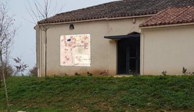 Une fresque patrimoniale en carrelage "napoléonienne" primée par "Gîtes de France Initiatives" dans le Lot