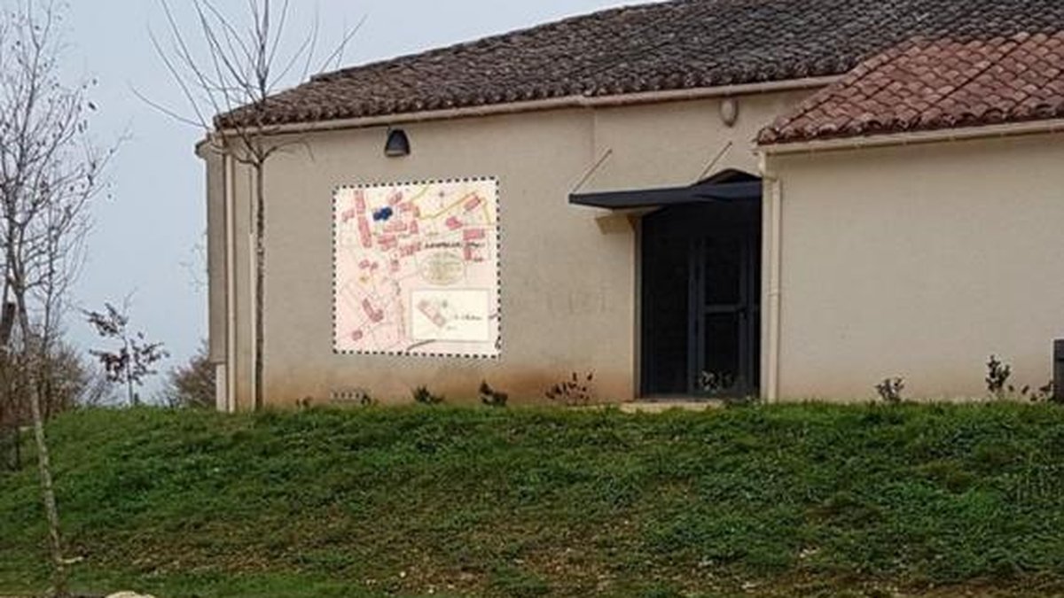 Une fresque patrimoniale en carrelage "napoléonienne" primée par "Gîtes de France Initiatives" dans le Lot