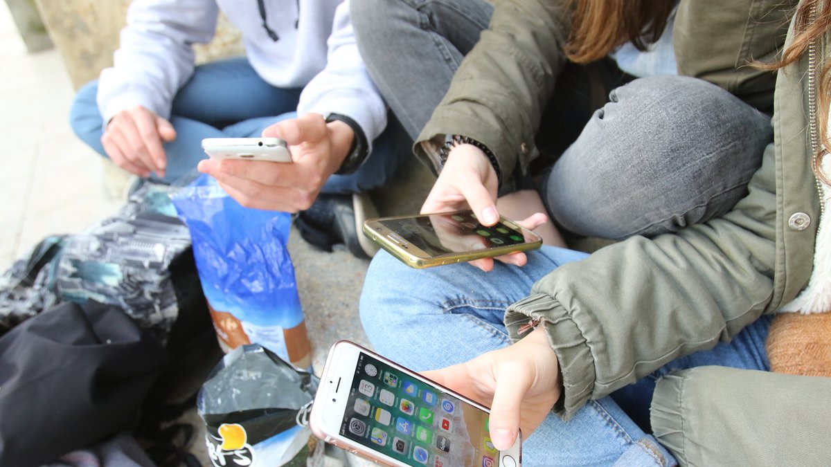 "Elle était en CE2 quand il y a eu un incident pornographique" : elle se mobilise contre les téléphones avant 15 ans