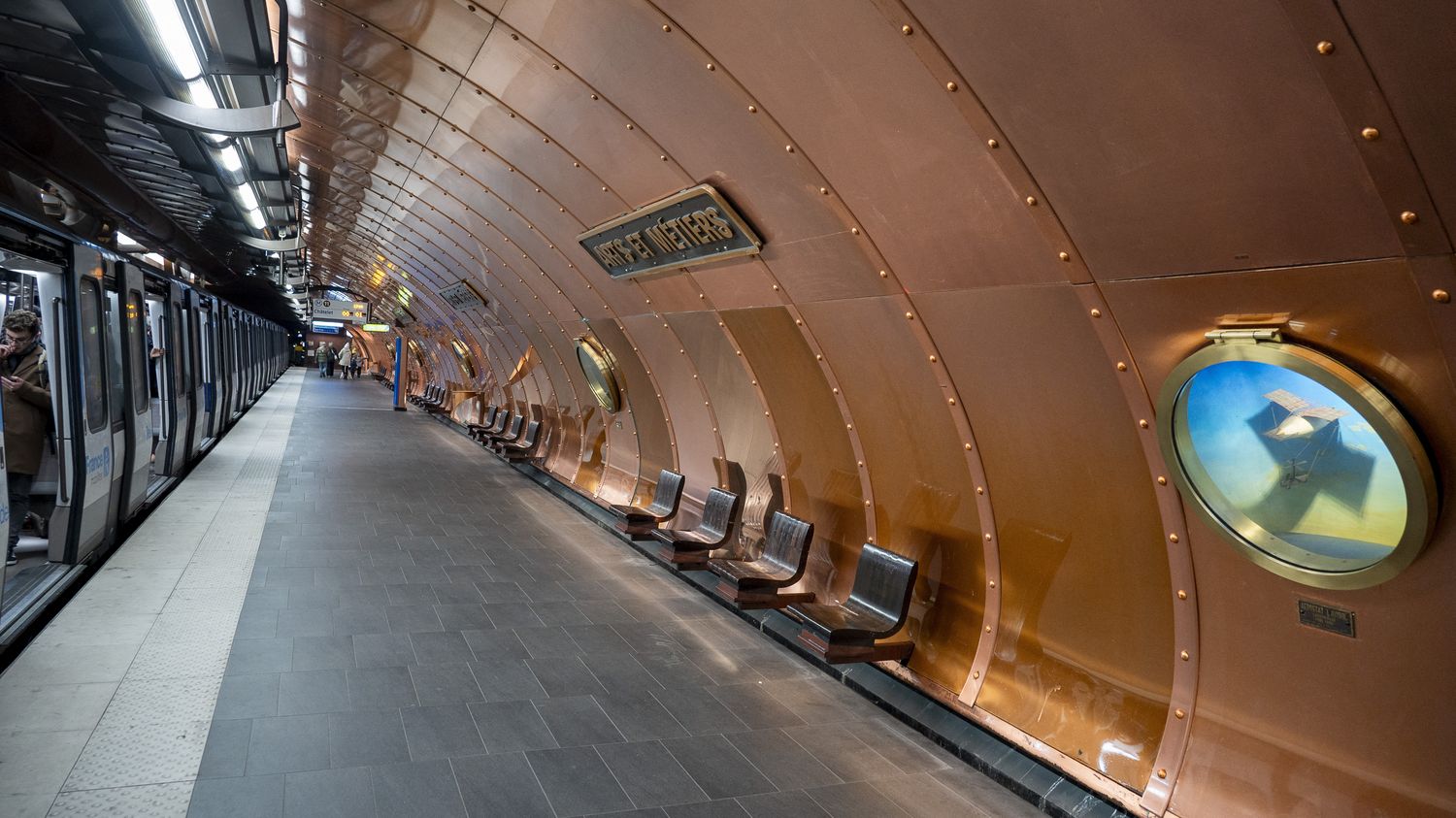 Trois femmes légèrement blessées à l'arme blanche dans le métro à Paris, le suspect arrêté