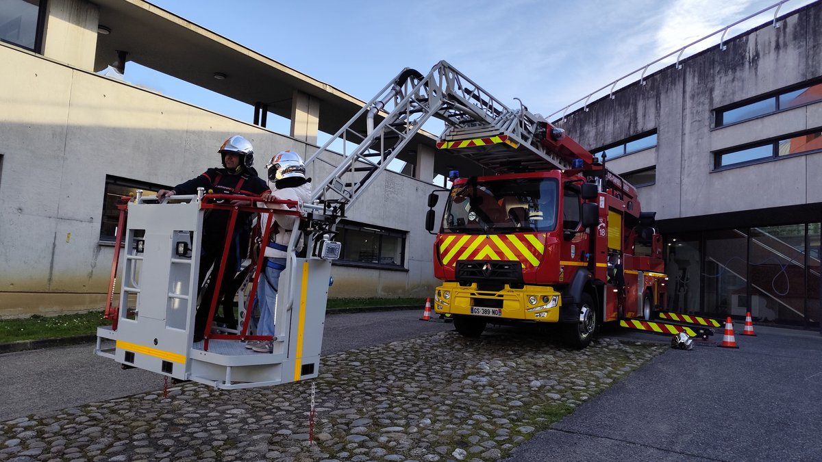 "J’ai eu un peu peur mais je me suis sentie en sécurité" : comment les pompiers ont redonné le sourire aux enfants hospitalisés