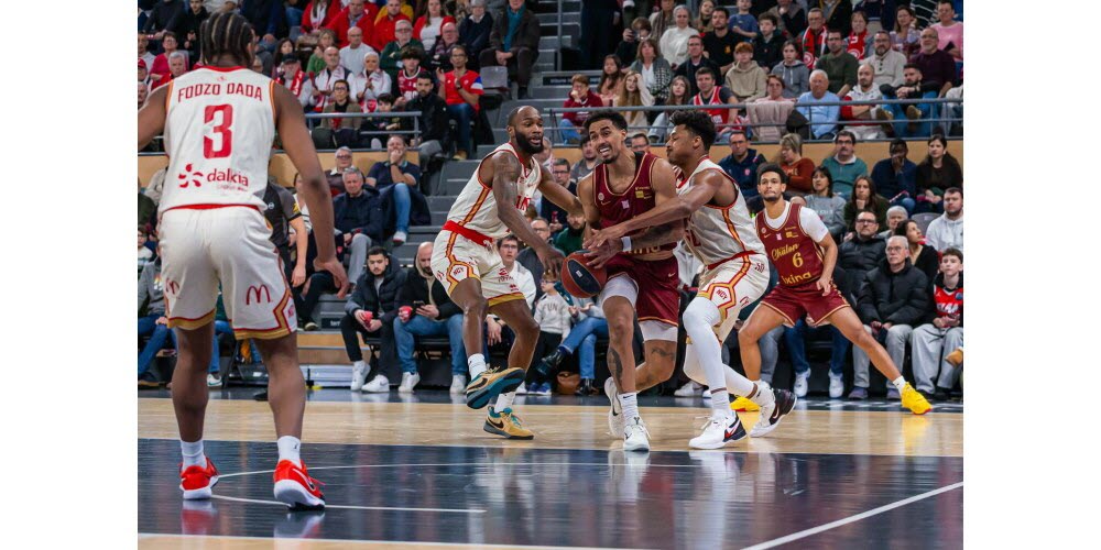 Dans un Colisée en ébulition pour le dernier match de 2025, l'Elan Chalon a réussi à prendre le dessus sur une valeureuse équipe du Sluc Nancy et termine donc l'année à la huitième place. Photo Christophe Dury