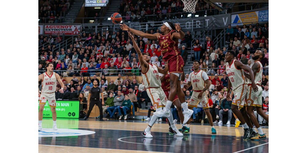 Dans un Colisée en ébulition pour le dernier match de 2025, l'Elan Chalon a réussi à prendre le dessus sur une valeureuse équipe du Sluc Nancy et termine donc l'année à la huitième place. Photo Christophe Dury