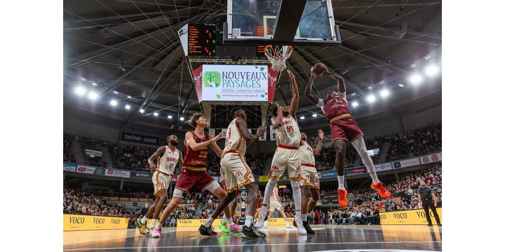 Dans un Colisée en ébulition pour le dernier match de 2025, l'Elan Chalon a réussi à prendre le dessus sur une valeureuse équipe du Sluc Nancy et termine donc l'année à la huitième place. Photo Christophe Dury