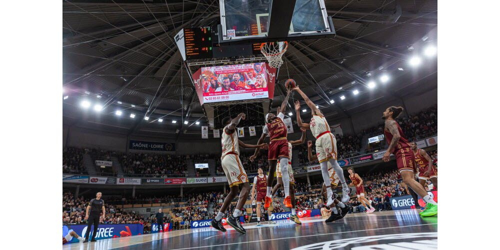 Dans un Colisée en ébulition pour le dernier match de 2025, l'Elan Chalon a réussi à prendre le dessus sur une valeureuse équipe du Sluc Nancy et termine donc l'année à la huitième place. Photo Christophe Dury