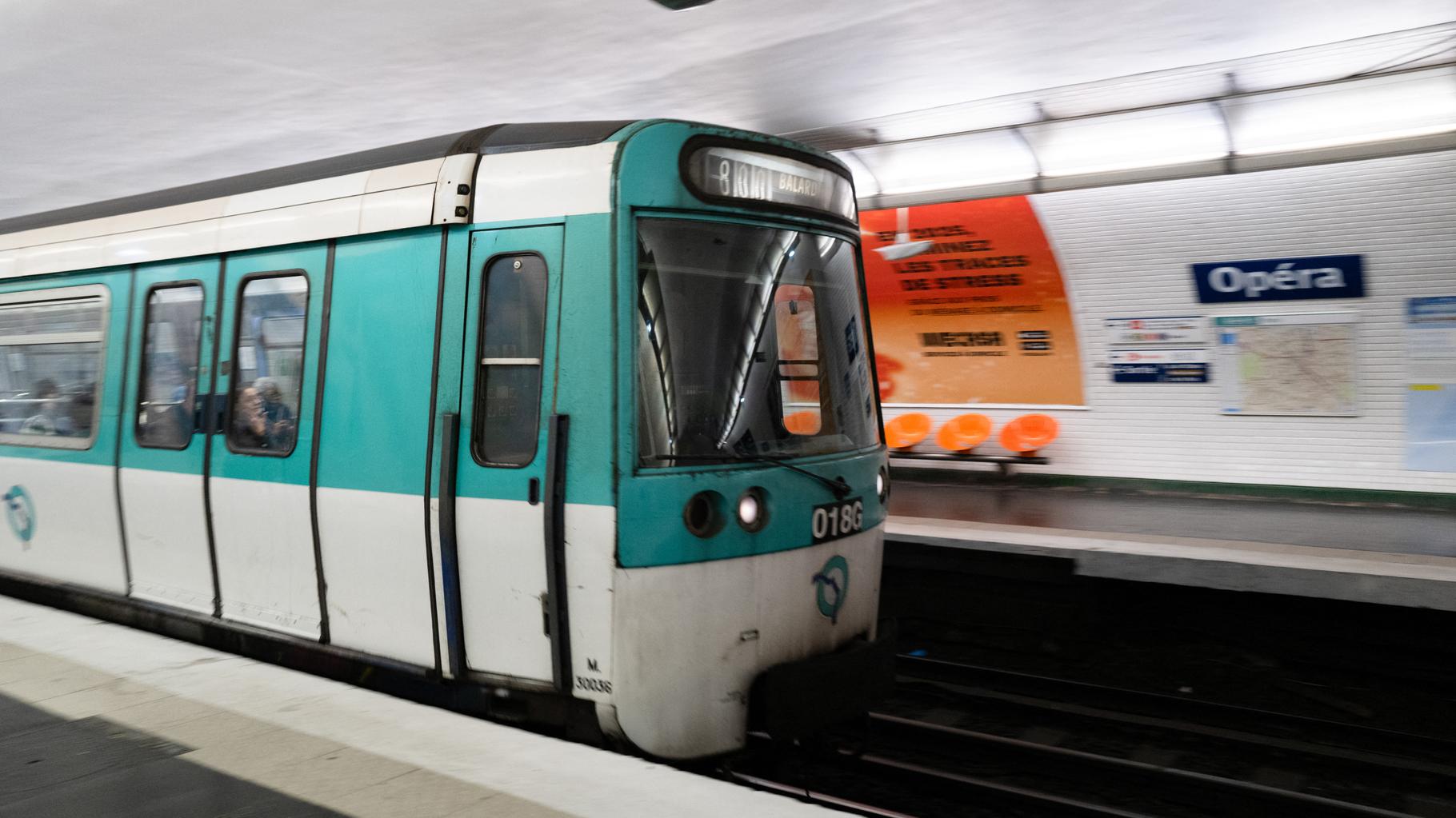 Dans le métro à Paris, trois femmes blessées après des agressions au couteau