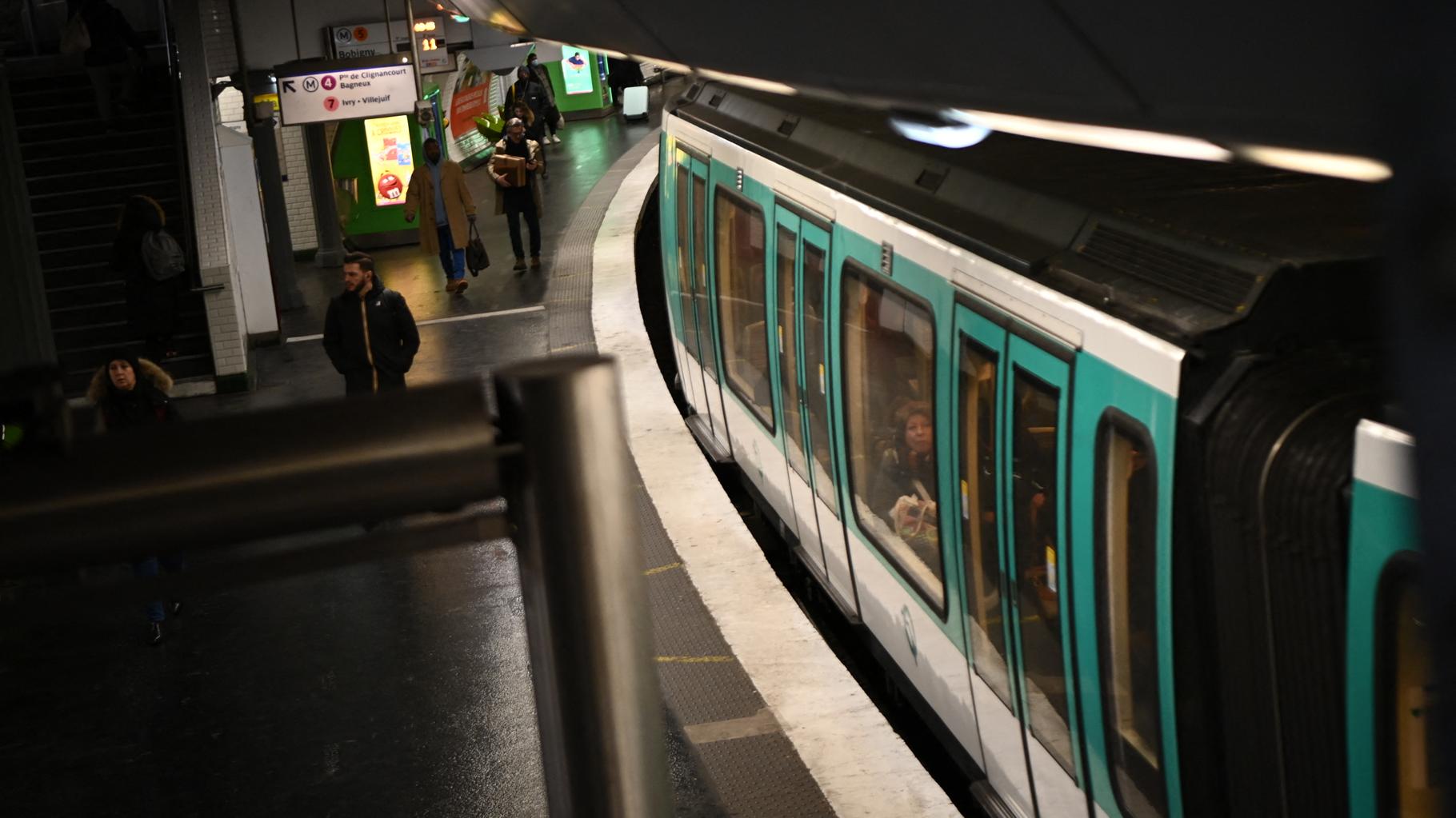 ce que l’on sait du suspect après l’agression au couteau de trois femmes dans le métro