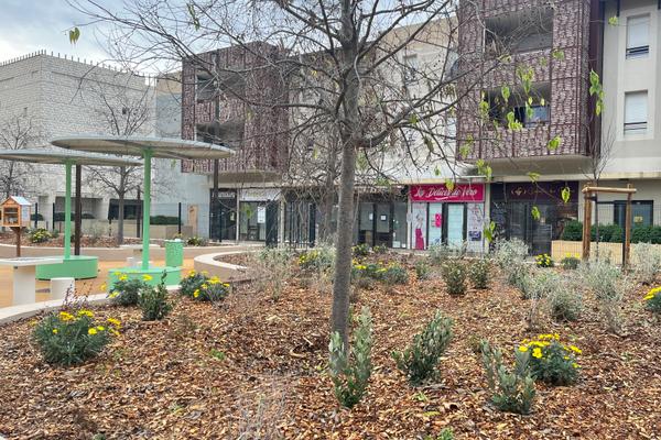 La place Saint-Pierre à Carros a été inaugurée samedi 20 décembre 2025.