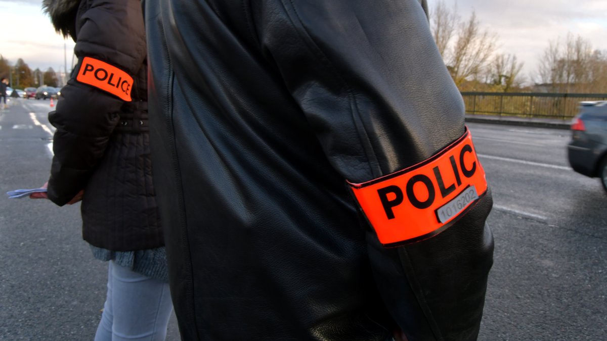 Un convoi de mariage trop excité, conducteur et passager terminent la noce au commissariat