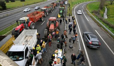 "Ça fait dix ans qu’on se fait enfler" : nouveau blocage de l’autoroute A64 par des agriculteurs près de Toulouse