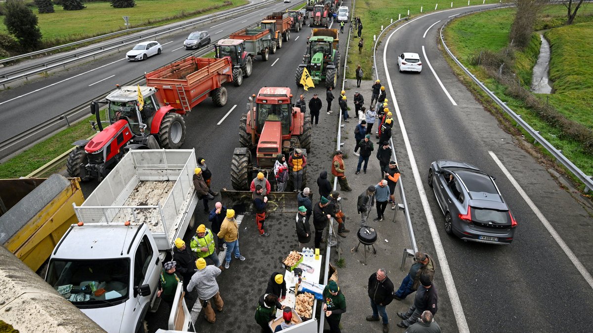 "Ça fait dix ans qu’on se fait enfler" : nouveau blocage de l’autoroute A64 par des agriculteurs près de Toulouse