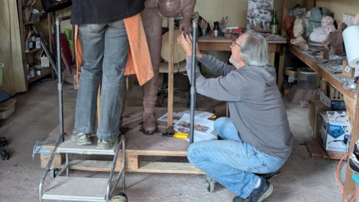 "On a ramené Jacques Fouroux chez lui" : comment deux artistes gascons ont façonné la statue du rugbyman