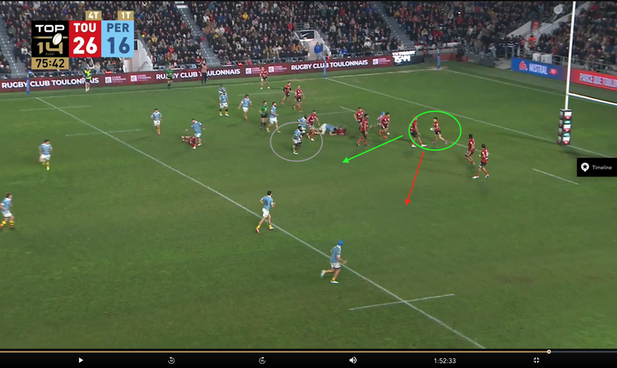 À l’arrêt, sur un ballon de récupération, Albornoz (cercle vert) analyse bien la situation face à Yato (cercle gris). Il ne prend pas le faux trou (flèche verte) et décide de se lancer vers l’extérieur (flèche rouge) pour faire parler sa vitesse (capture d’écran LNR).