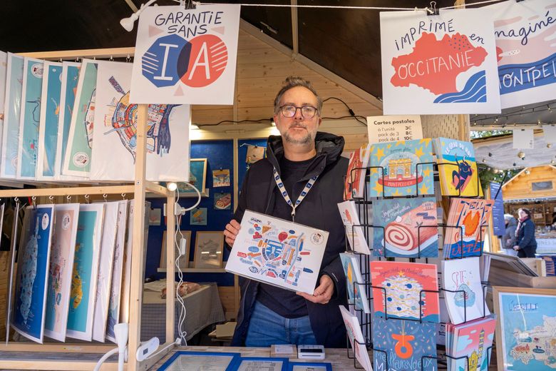 Benoît et son chalet d’affiches et de cartes.