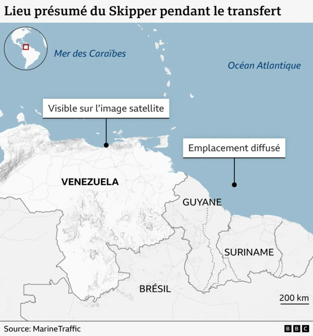 Un graphique montrant où le navire a été aperçu sur les images satellites et où il avait précédemment diffusé sa position.