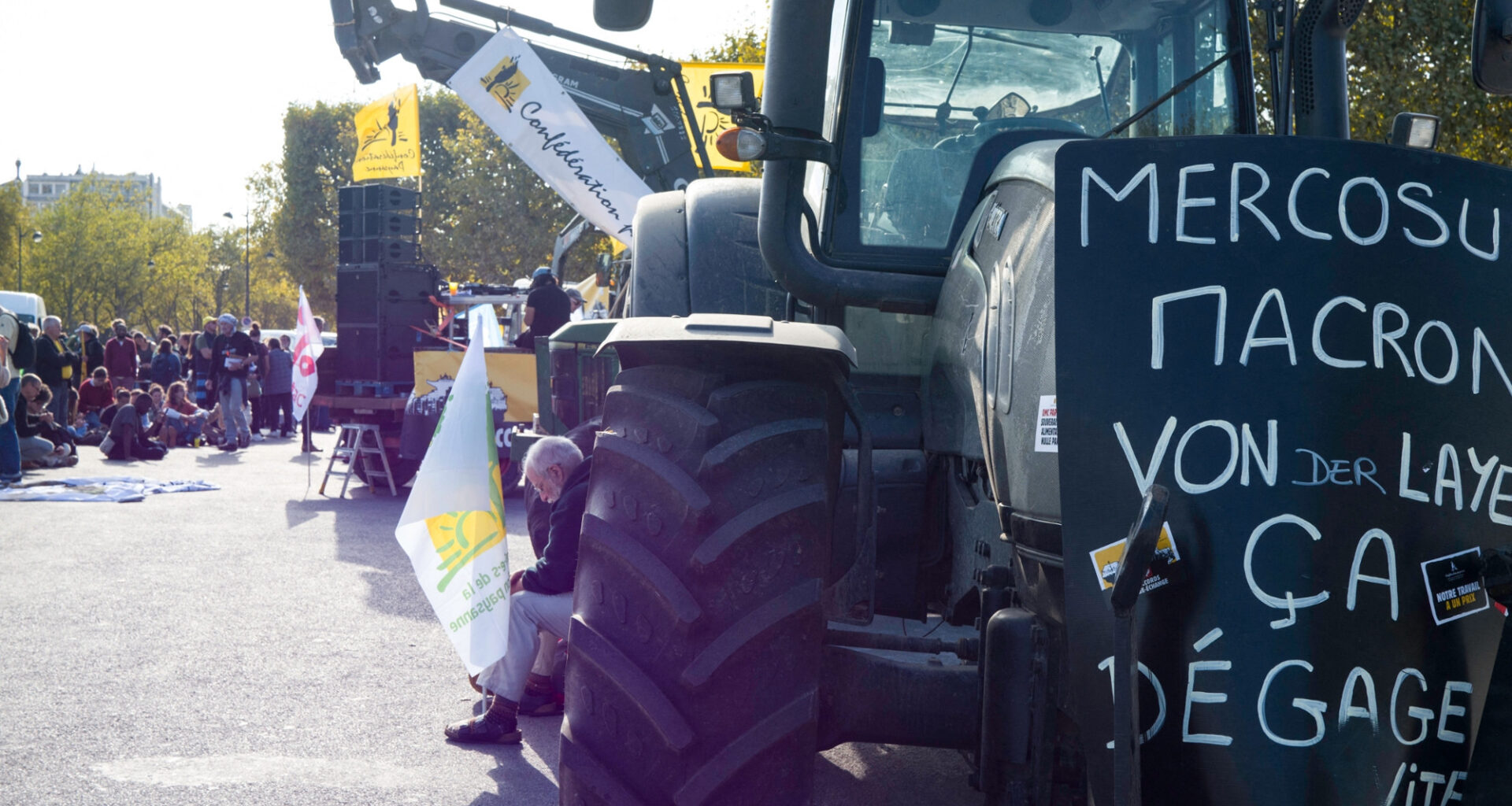 le gouvernement reporte la signature du traité commercial en réaction à la crise agricole