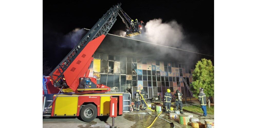 18 février. Une bibliothèque incendiée. Dans la nuit du 18 au 19 février, la bibliothèque Chantal-Mauduit, située à proximité du quartier Mistral à Grenoble, est détruite par un incendie volontaire après projection d’une voiture bélier dans la façade. La préfète évoquera une « action de représailles de la part de voyous », cet acte de vandalisme étant interprété comme une vengeance des trafiquants de drogue après l’arrestation d’un revendeur sur le point de deal, quelques heures avant. Photo DR