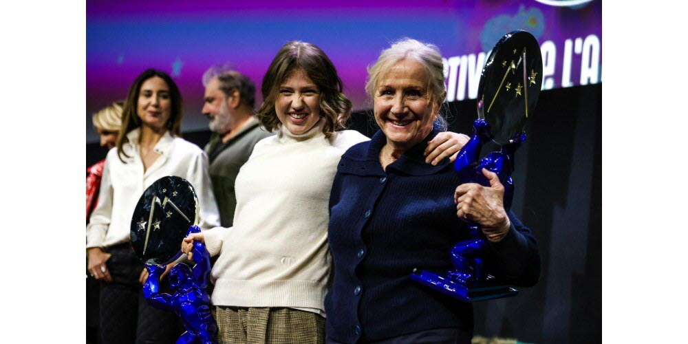 18 janvier. Double sacre. Deux prix d’interprétation féminine au Festival du film de comédie de l’Alpe d’Huez pour deux générations, mais un même long-métrage. Hélène Vincent, 82 ans, et Juliette Gasquet, 19 ans, primées pour leur magnifique rôle dans On ira d’Enya Baroux, un des plus beaux films de cette édition, récompensé par plus de 505 800 entrées en salles.