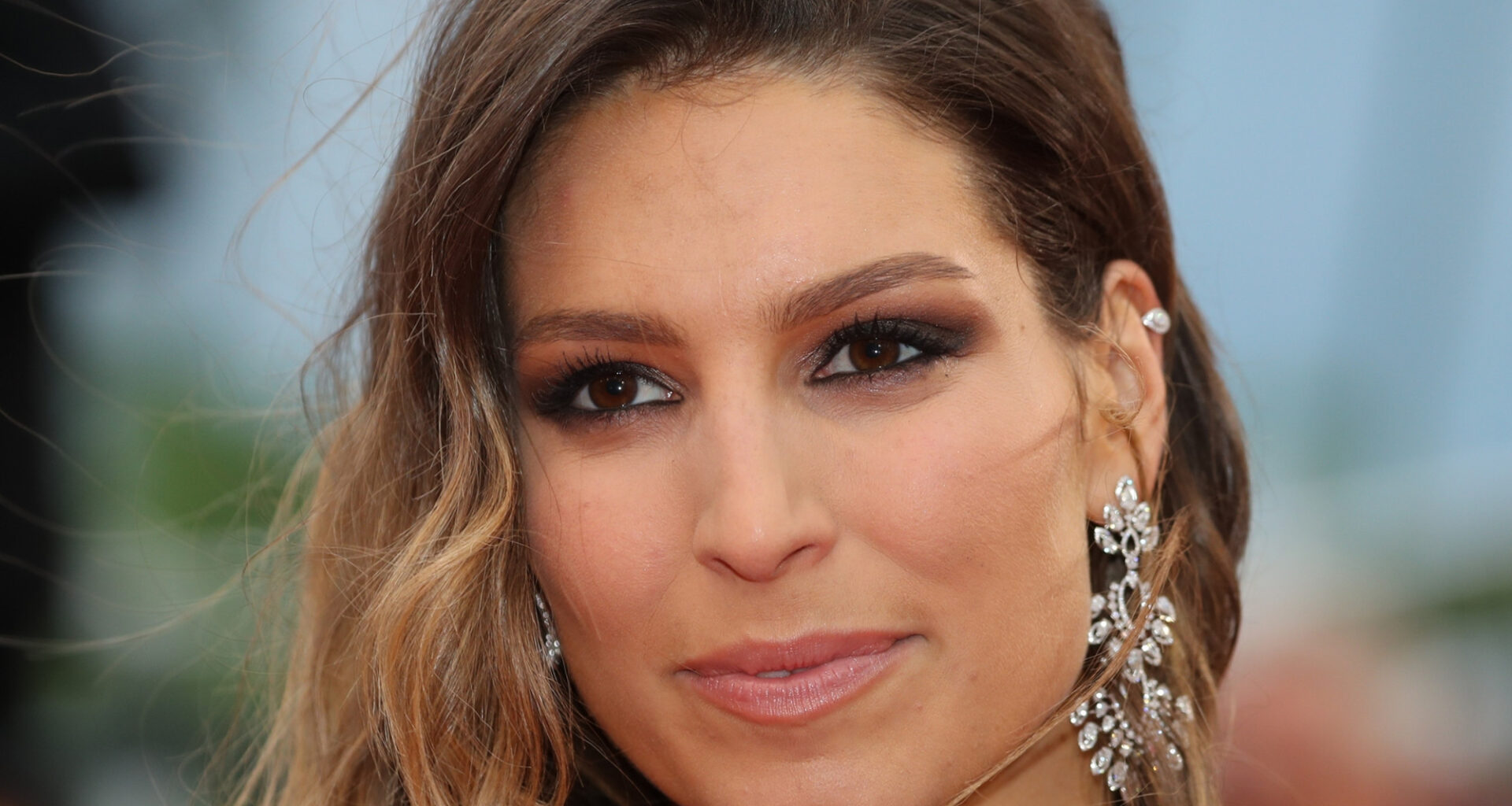 Laury Thilleman réagit à une vidéo qui refait surface où Ary Abittan l'embrasse de force